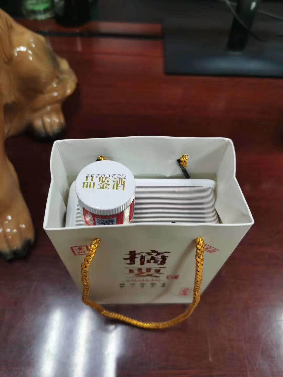 摘要酒53度多少錢一瓶_摘要酒瓶是什么做的_摘要酒瓶子有幾種顏色