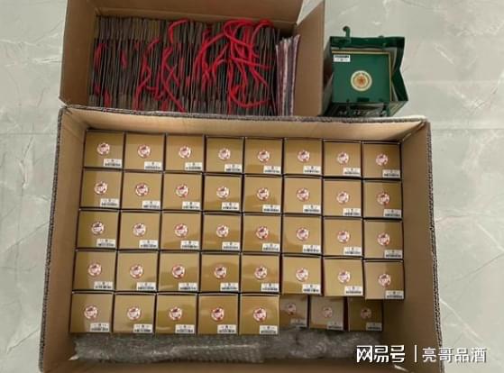 中午，我的表弟搬來(lái)一箱飛天茅臺(tái)，他以每瓶