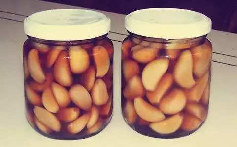 大蒜泡酒功效作用有哪些_大蒜泡酒有什么功效和作用_大蒜泡酒功效作用有什么好處